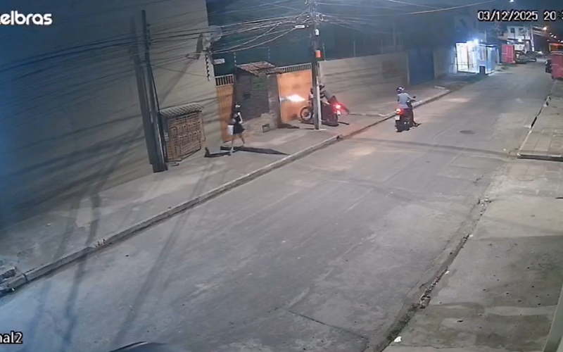 Mulheres têm moto roubada na porta de condomínio no bairro de Santa Lúcia