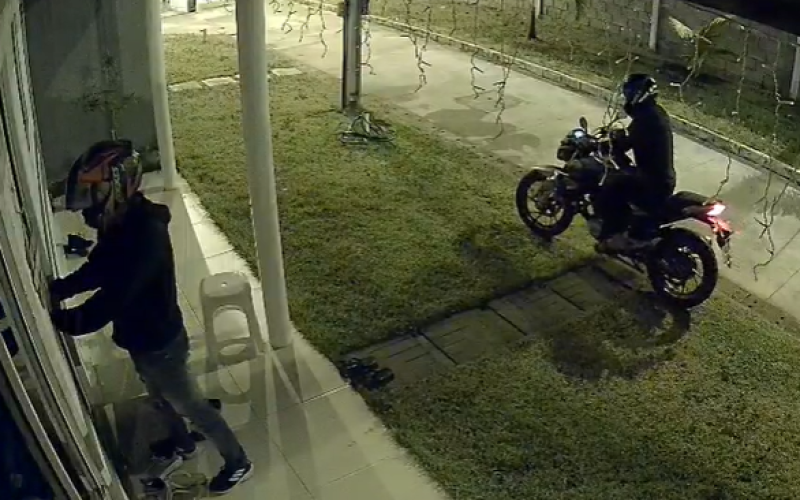Dupla invade condomínio e assalta casa no bairro Cidade Universitária