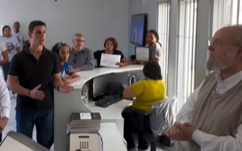 Caio Bebeto é impedido de entrar na Sesau e denuncia descaso com famílias da equoterapia em Alagoas