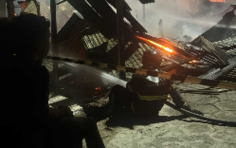 Incêndio atinge barraca no Mercado da Produção, no bairro da Levada