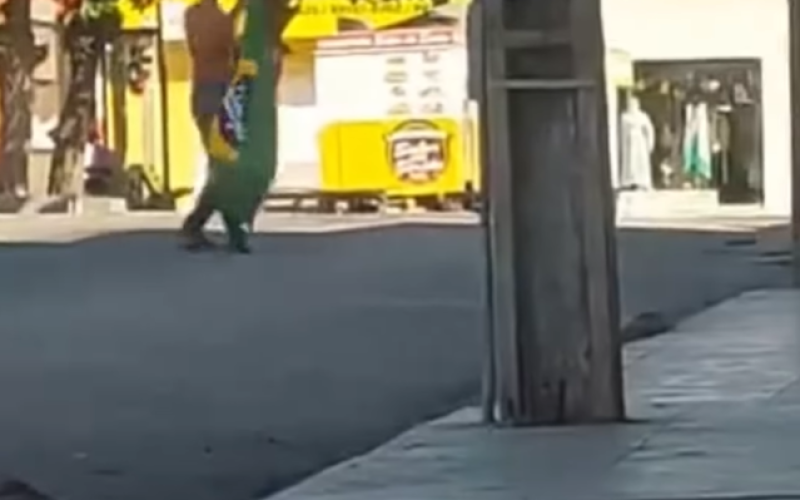 Homem é flagrado em ato de vandalismo contra bandeira do Brasil hasteada na sede da Prefeitura de São José da Tapera