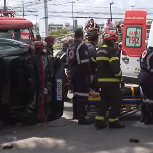 Após colisão, carro capota e deixa dois feridos no bairro da Cruz das Almas, em Maceió