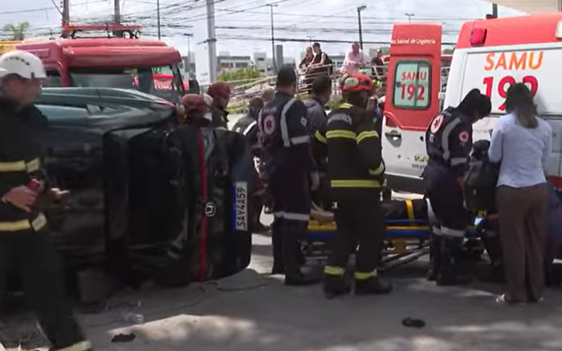Após colisão, carro capota e deixa dois feridos no bairro da Cruz das Almas, em Maceió