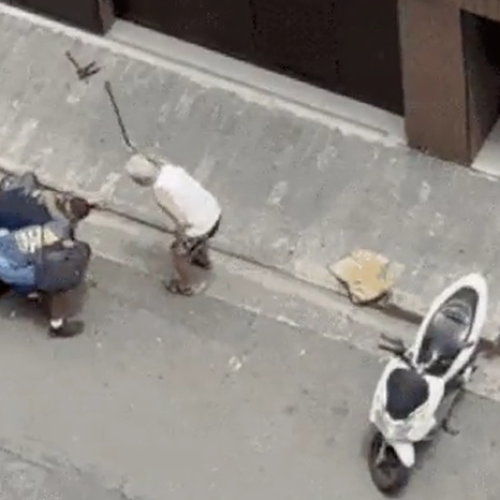 Ladrão é imobilizado e agredido com bengaladas após roubar idoso