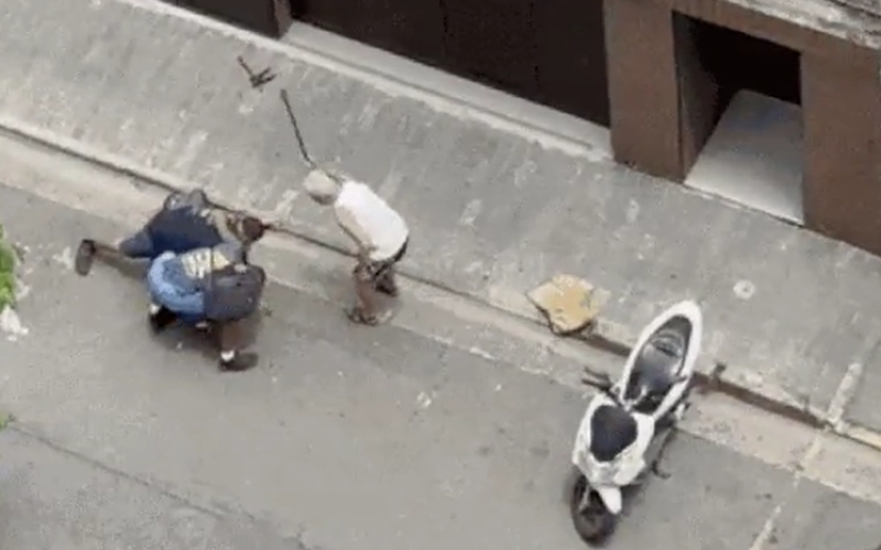 Ladrão é imobilizado e agredido com bengaladas após roubar idoso