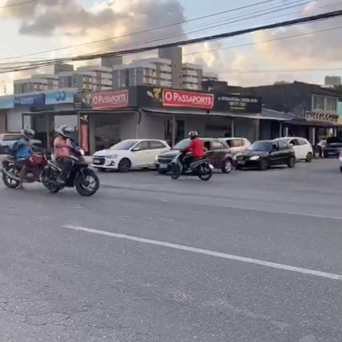 Após sucessivos acidentes, moradores cobram sinalização na entrada do Conjunto Acauã, em Maceió