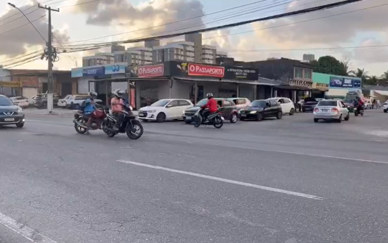Após sucessivos acidentes, moradores cobram sinalização na entrada do Conjunto Acauã, em Maceió