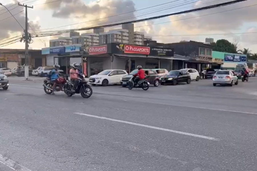 Após sucessivos acidentes, moradores cobram sinalização na entrada do Conjunto Acauã, em Maceió