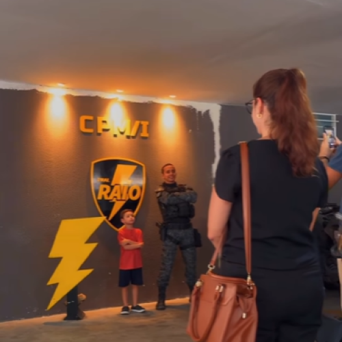 Criança salva por policiais militares reencontra equipe em visita emocionante