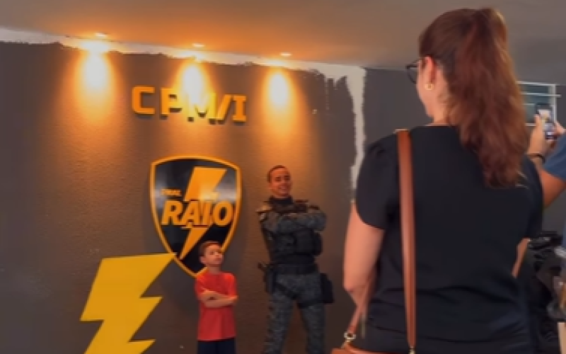 Criança salva por policiais militares reencontra equipe em visita emocionante