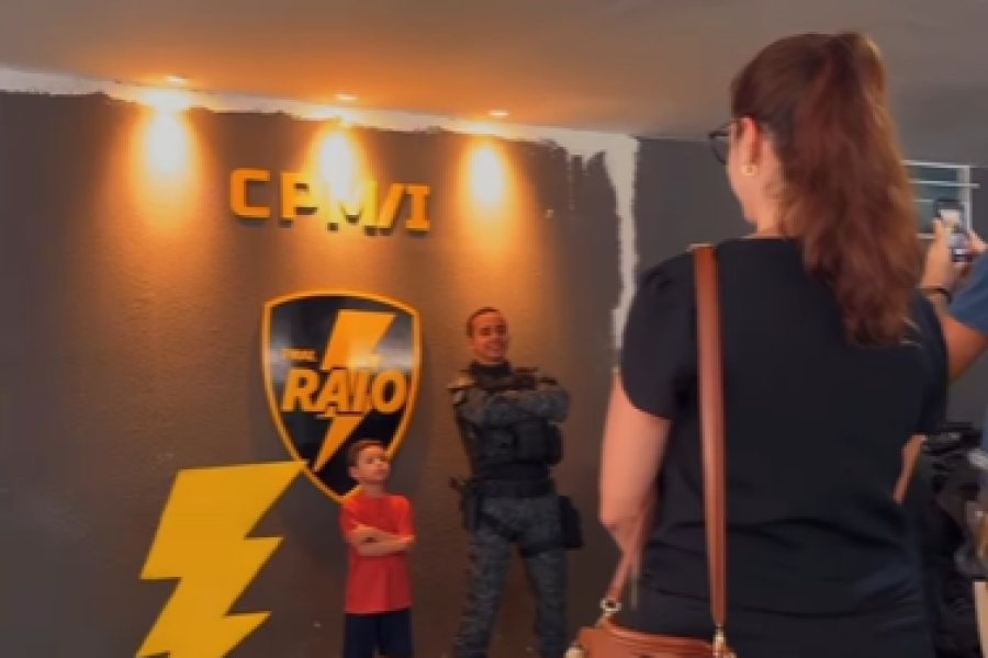 Criança salva por policiais militares reencontra equipe em visita emocionante