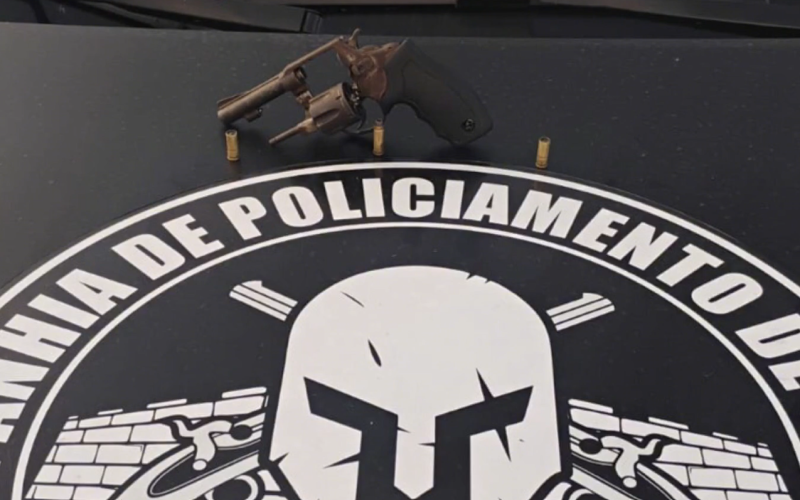 Homem é preso com revólver após tentar fugir da polícia em Rio Largo