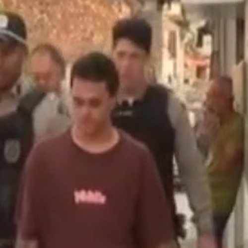 Vídeo mostra momento em que suspeito de matar companheira é levado pela PMAL em Maceió