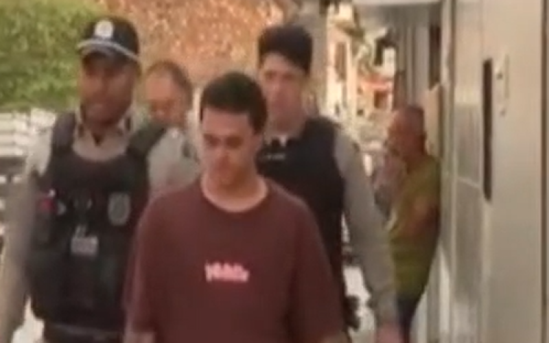 Vídeo mostra momento em que suspeito de matar companheira é levado pela PMAL em Maceió