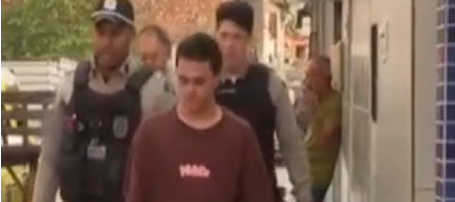 Vídeo mostra momento em que suspeito de matar companheira é levado pela PMAL em Maceió