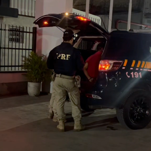 PRF prende suspeito com carro roubado e dois mandados de prisão por homicídio