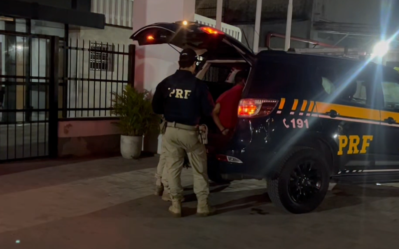 PRF prende suspeito com carro roubado e dois mandados de prisão por homicídio