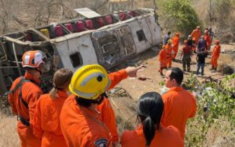 Ônibus que capotou com romeiros pode ter circulado superlotado; modelo comporta 46 passageiros