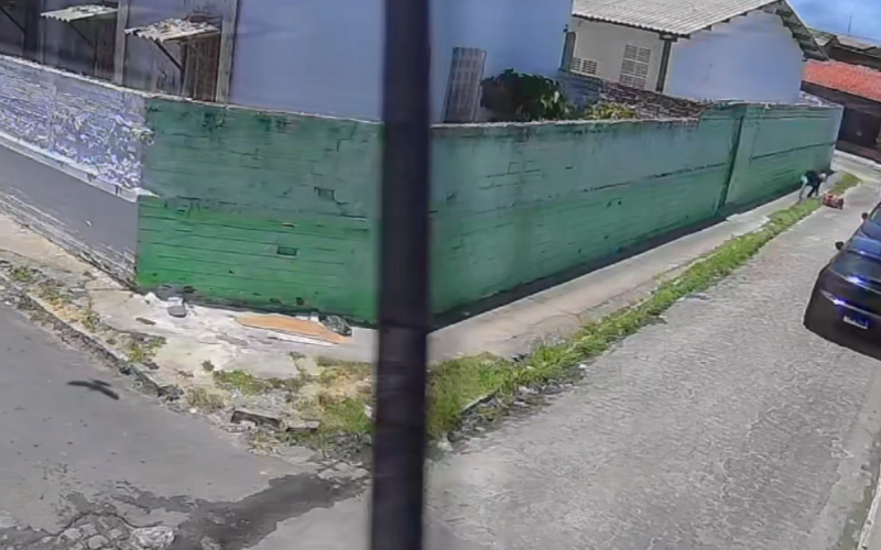 Imagens mostram assalto violento contra mulher no Jacintinho