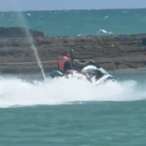 Jetskis voltam a invadir área proibida na Barra de São Miguel e colocam banhistas em risco