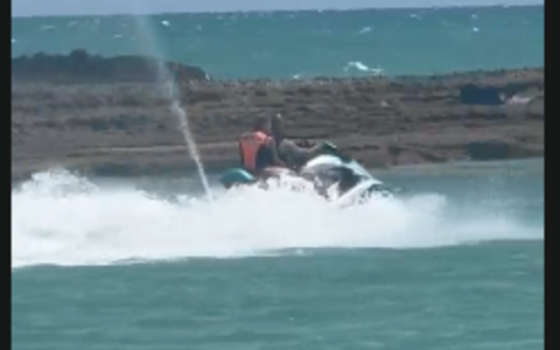 Jetskis voltam a invadir área proibida na Barra de São Miguel e colocam banhistas em risco