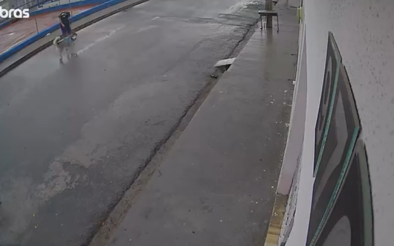 Susto durante tempestade: raio cai próximo a pedestre em São José da Tapera