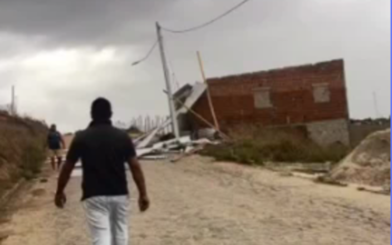 Desespero: moradora perde teto de casa após tempestade e ventania em Joaquim Gomes