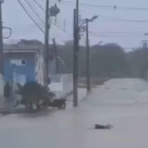 Forte chuva provoca alagamentos em ruas de Santana do Ipanema