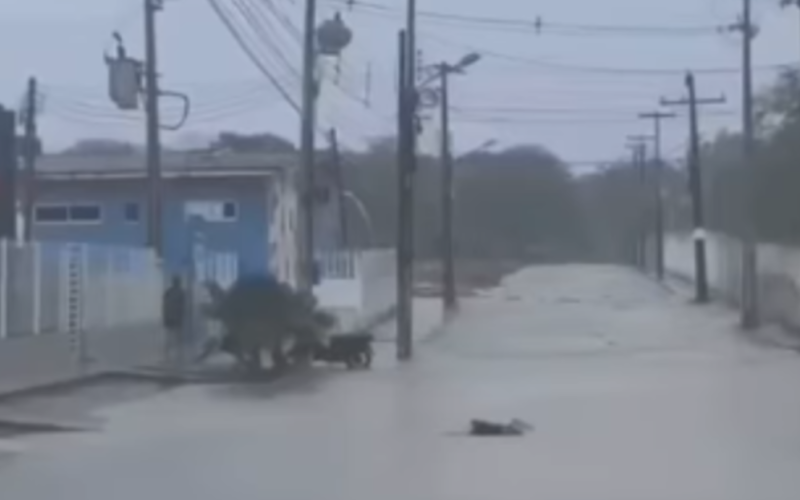 Forte chuva provoca alagamentos em ruas de Santana do Ipanema