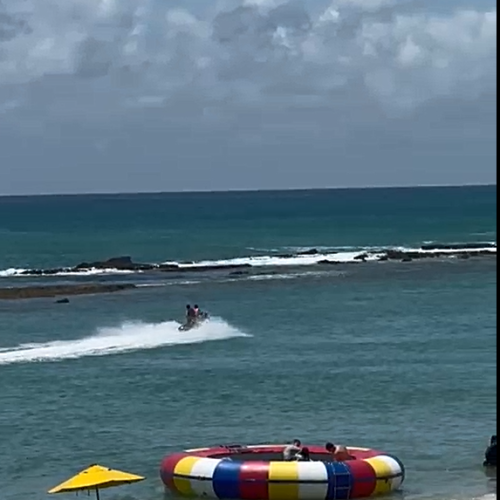Jet ski invade área de banhistas na Barra de São Miguel