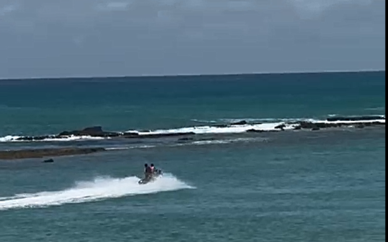 Jet ski invade área de banhistas na Barra de São Miguel