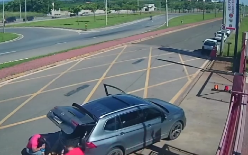 Pai corre em desespero para o quartel e Bombeiros salvam criança de engasgamento