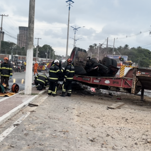 Caminhão com retroescavadeira tomba na Rota do Mar e deixa dois mortos em Maceió