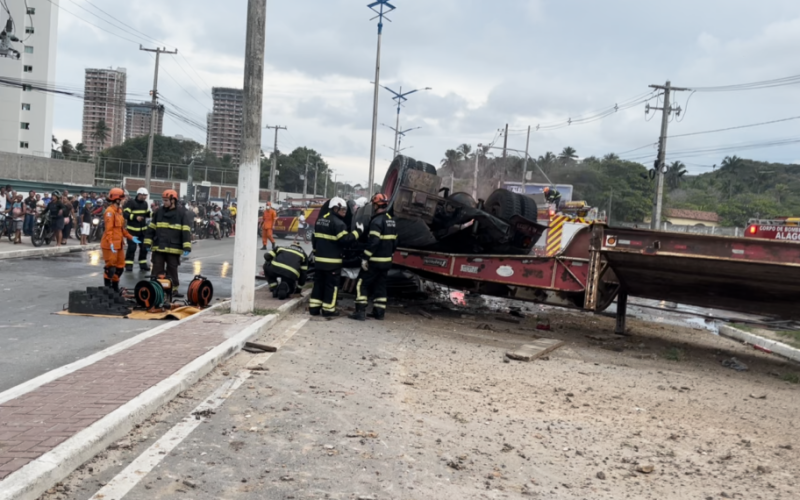 Caminhão com retroescavadeira tomba na Rota do Mar e deixa dois mortos em Maceió