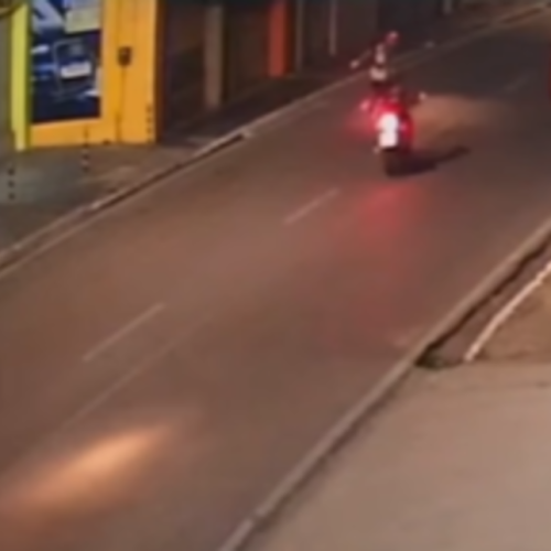 Homem é perseguido e executado a tiros no meio da rua em Arapiraca; câmeras flagraram o momento