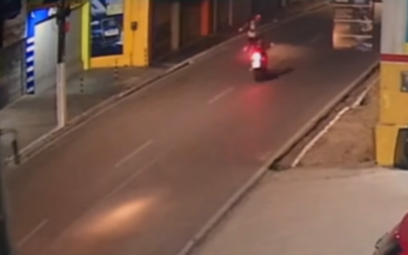 Homem é perseguido e executado a tiros no meio da rua em Arapiraca; câmeras flagraram o momento