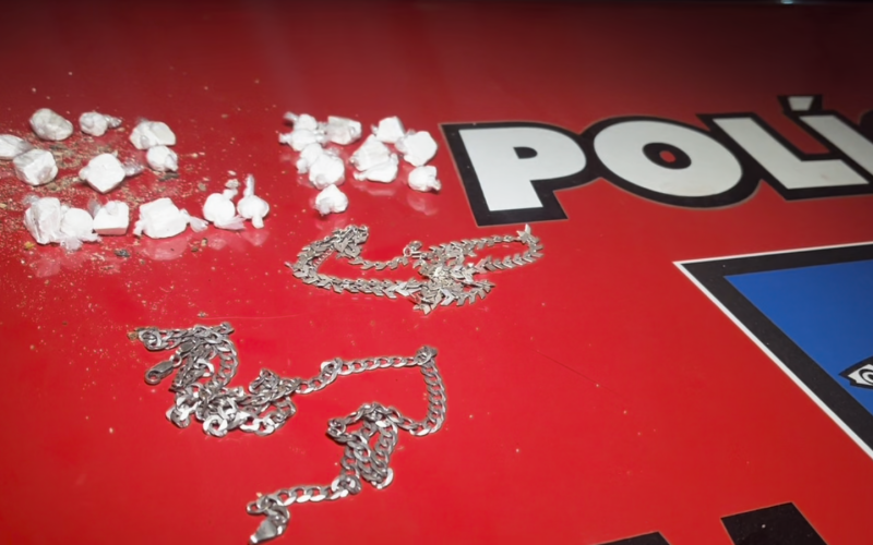 Polícia Militar prende dois suspeitos por tráfico de drogas na Grota da Santa, em Maceió