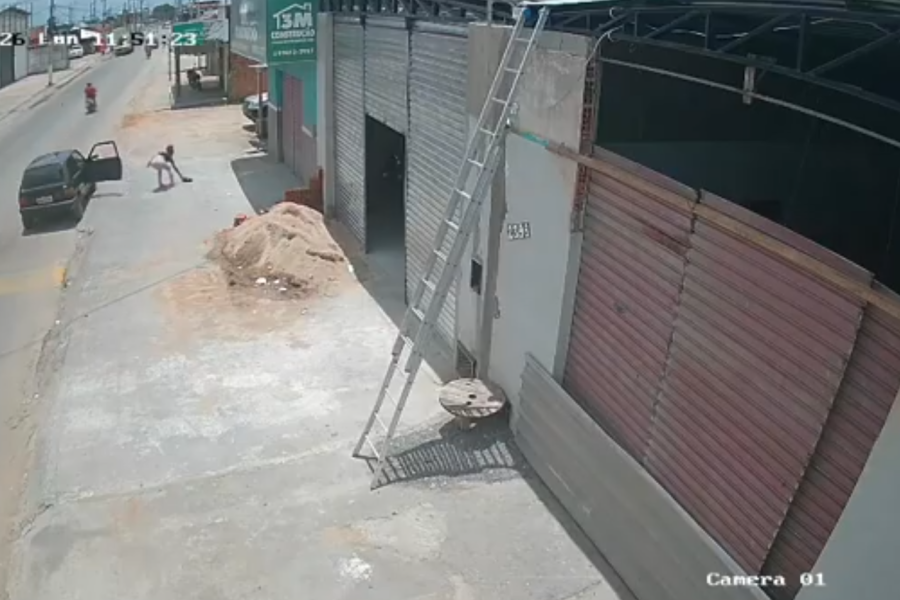 Mulher é flagrada pegando bolsa com R$ 14 mil caída no chão em Arapiraca