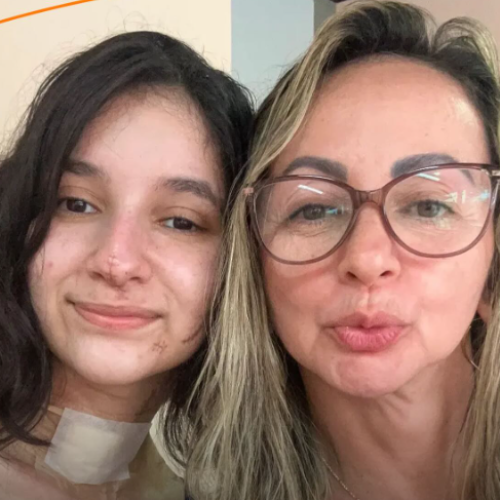 Jovem que sobreviveu a mais de 30 facadas após recusar namoro recebe alta e surge com novo visual