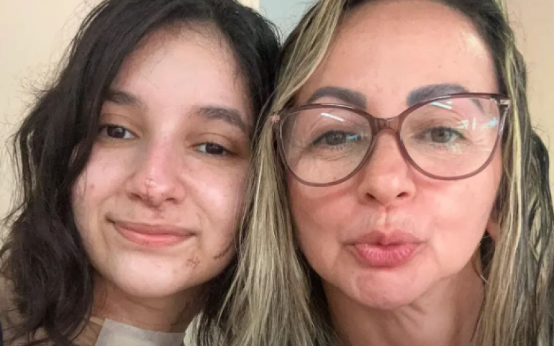 Jovem que sobreviveu a mais de 30 facadas após recusar namoro recebe alta e surge com novo visual