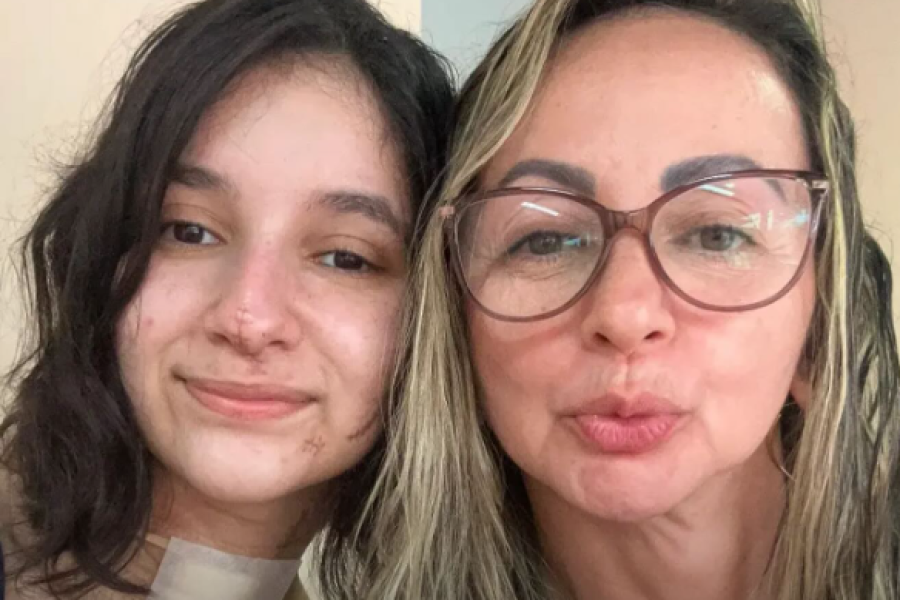 Jovem que sobreviveu a mais de 30 facadas após recusar namoro recebe alta e surge com novo visual