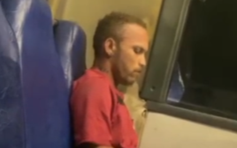 Homem é flagrado se masturbando dentro de ônibus em Marechal Deodoro
