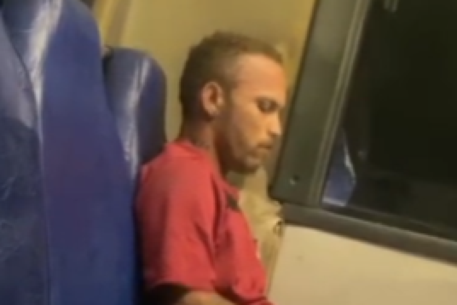 Homem é flagrado se masturbando dentro de ônibus em Marechal Deodoro