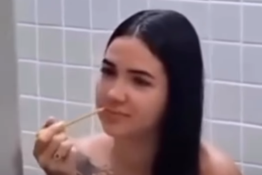 Presa sim, desarrumada nunca: Detida com 26 tabletes de droga, jovem para para retocar o batom antes de ir para a cela