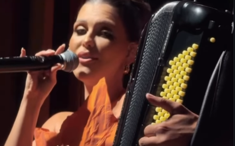 Cantora alagoana faz homenagem a cantoras brasileiras no mês da mulher em teatro de Maceió