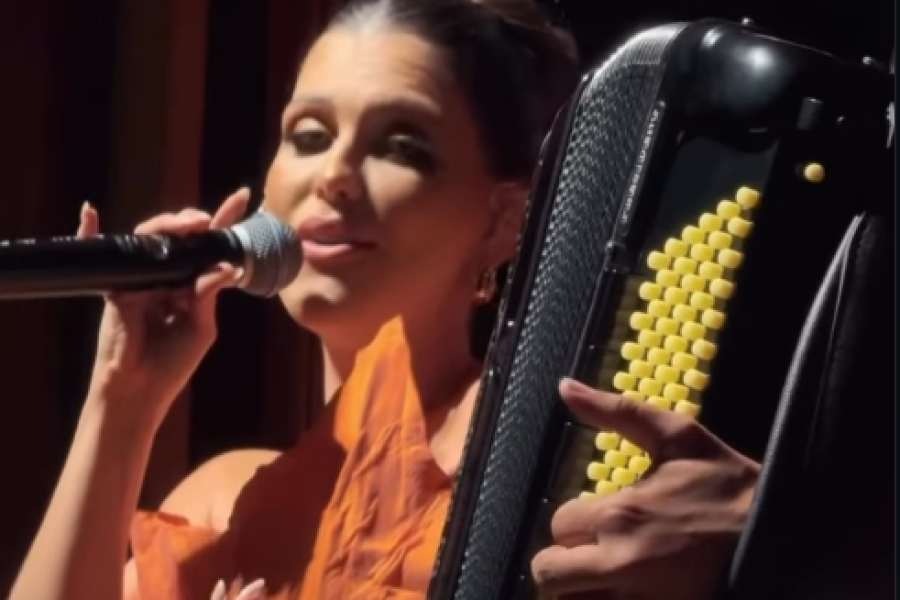 Cantora alagoana faz homenagem a cantoras brasileiras no mês da mulher em teatro de Maceió