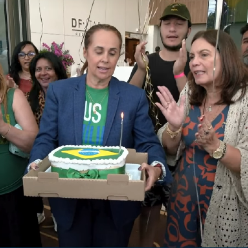 Bolsonaro ganha bolo de aniversário e parabéns na porta de hospital