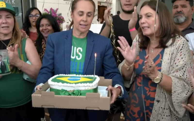 Bolsonaro ganha bolo de aniversário e parabéns na porta de hospital