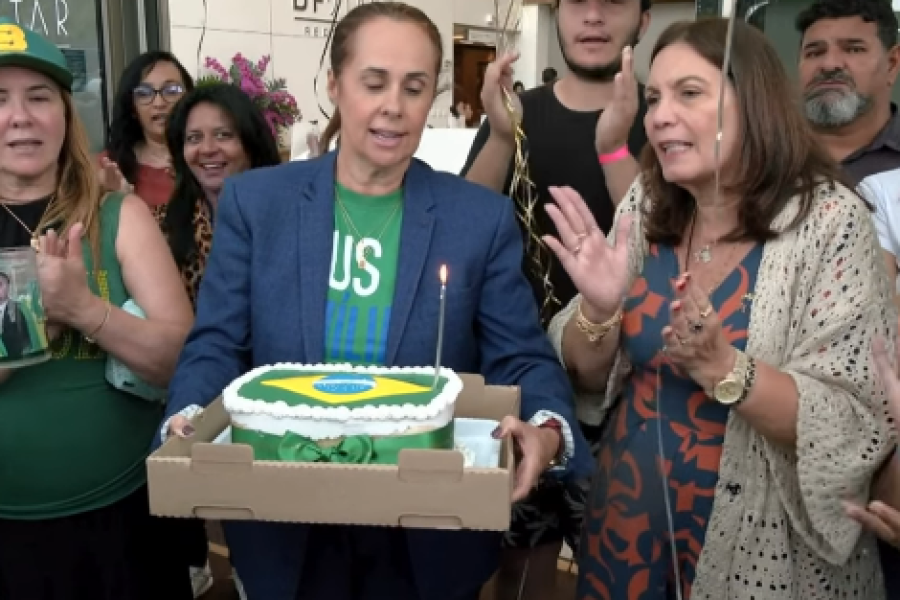 Bolsonaro ganha bolo de aniversário e parabéns na porta de hospital