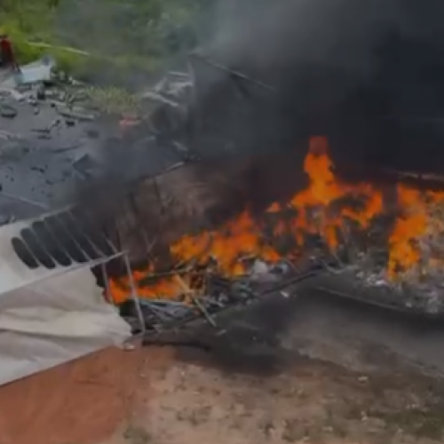 Colisão entre carretas provoca incêndio, deixa feridos e interdita BR-101 em Joaquim Gomes